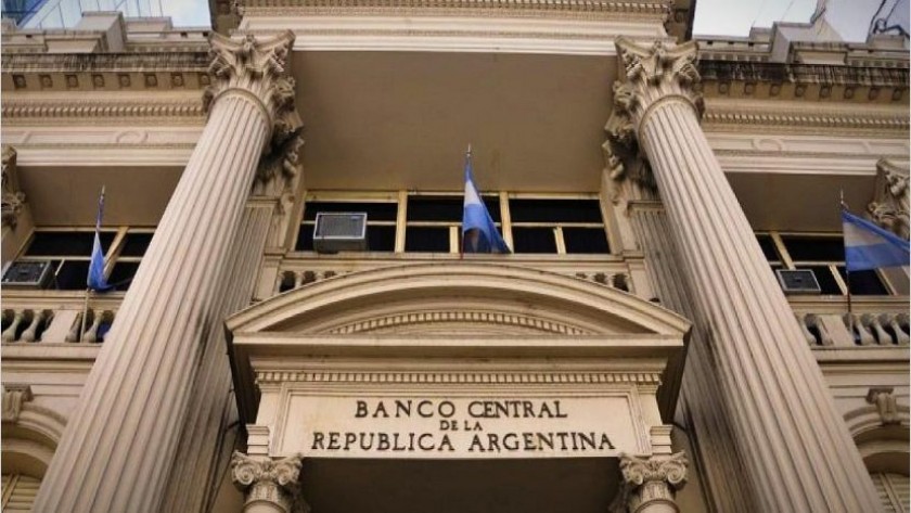 El BCRA vuelve a subir encajes y permite a bancos integrarlos con títulos de la próxima licitación