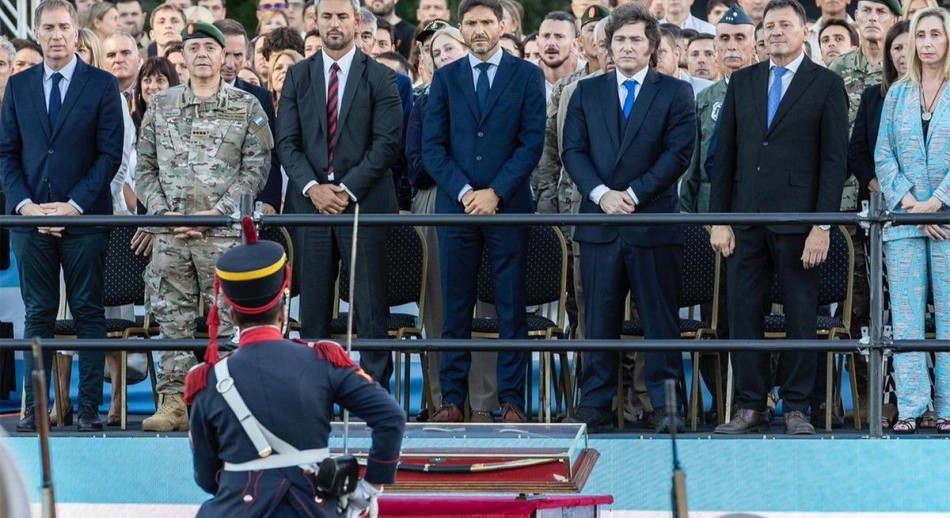 Milei entregó el sable corvo de San Martín a los Granaderos a Caballo