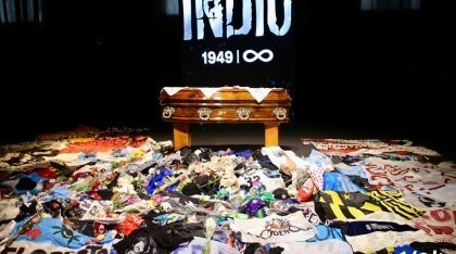 Terminó el sepelio: Setenta cuadras de fila para despedir al Indio Solari en Avellaneda