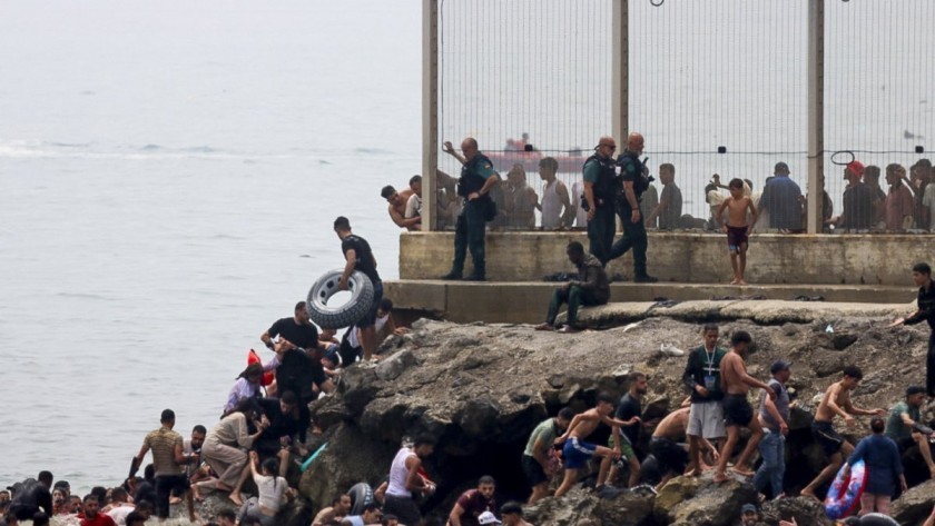 España despliega unidades militares para apoyar operaciones fronterizas en Ceuta