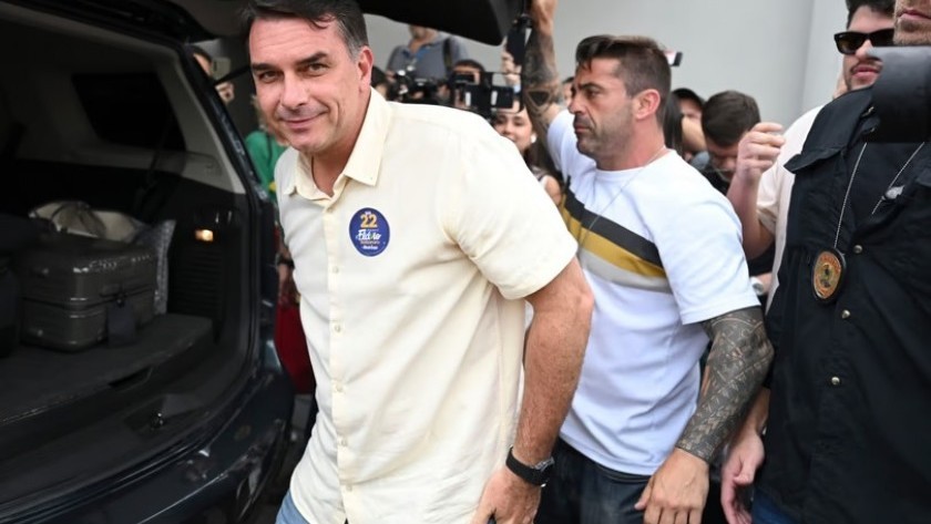 Flávio Bolsonaro huyó Estados Unidos para pedirle asilo político a Trump