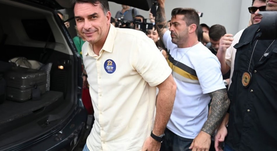 Flávio Bolsonaro huyó Estados Unidos para pedirle asilo político a Trump