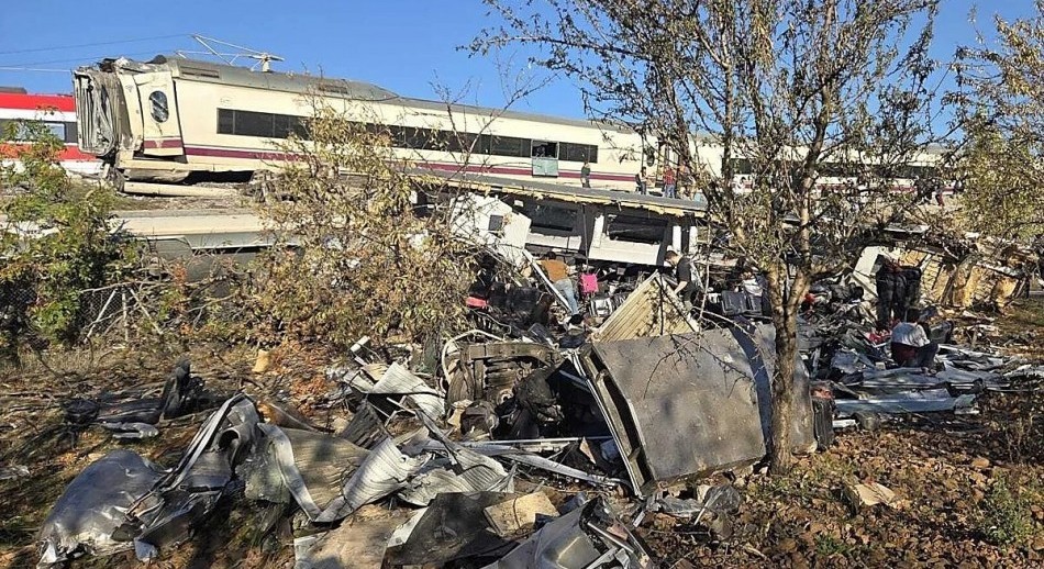Nuevo accidente ferroviario en España: al menos 50 muertos deja choque de trenes